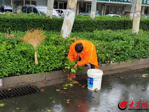 蘭山環(huán)衛(wèi) 借雨洗城促潔凈，設(shè)施服務(wù)保民生